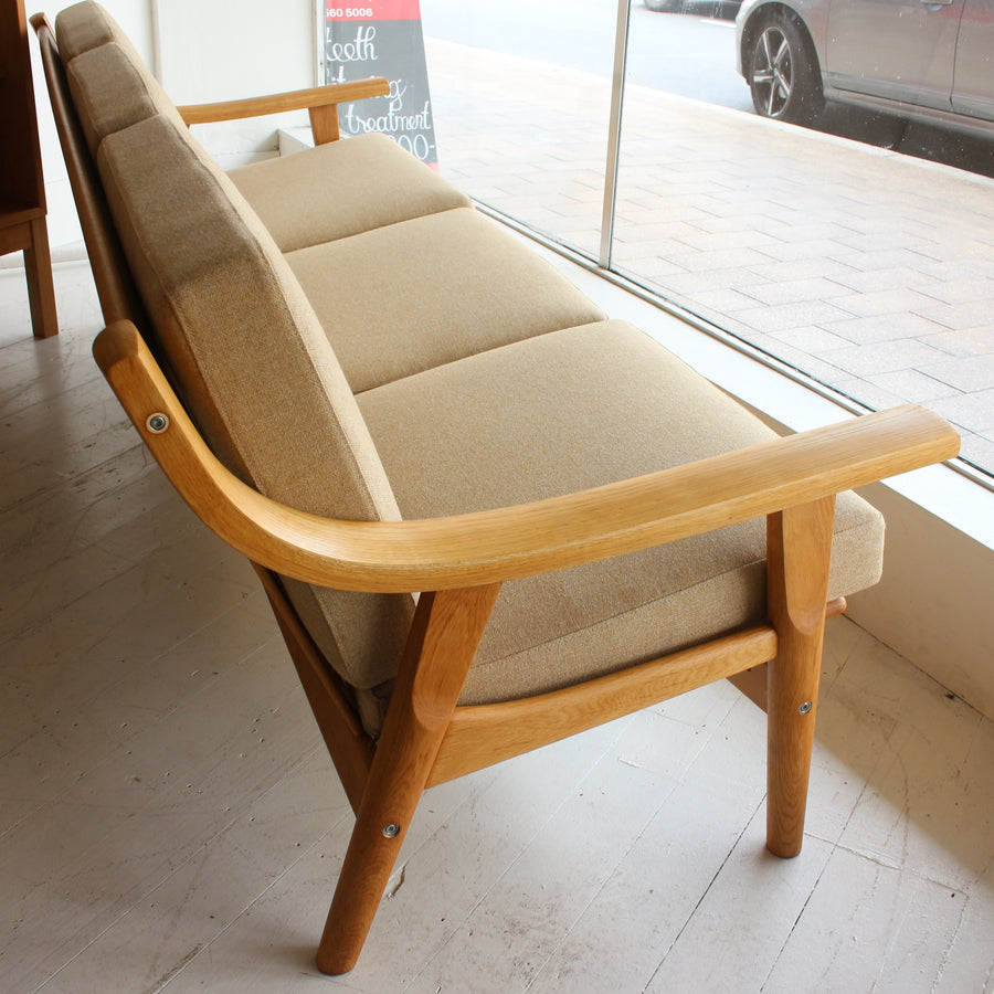 Danish sofa by Hans Wegner model GE530/3