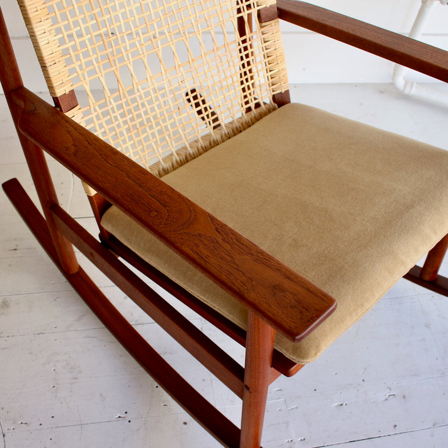 Hans Olsen rocking chair model 532A