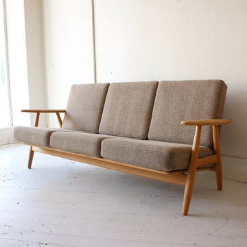 Hans Wegner GE 240/3 'cigar' sofa