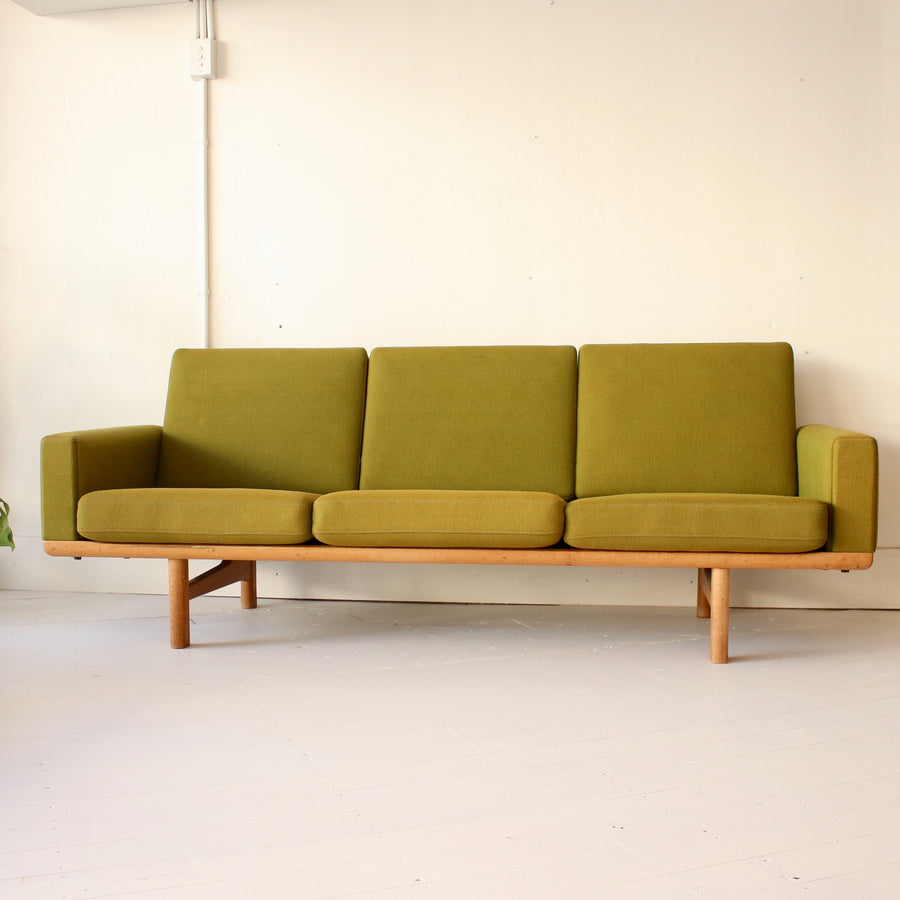 Hans Wegner sofa lounge GE 236/3