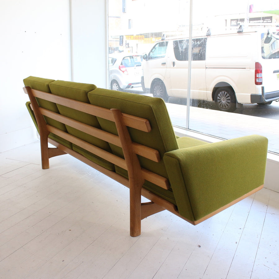 Hans Wegner sofa lounge GE 236/3