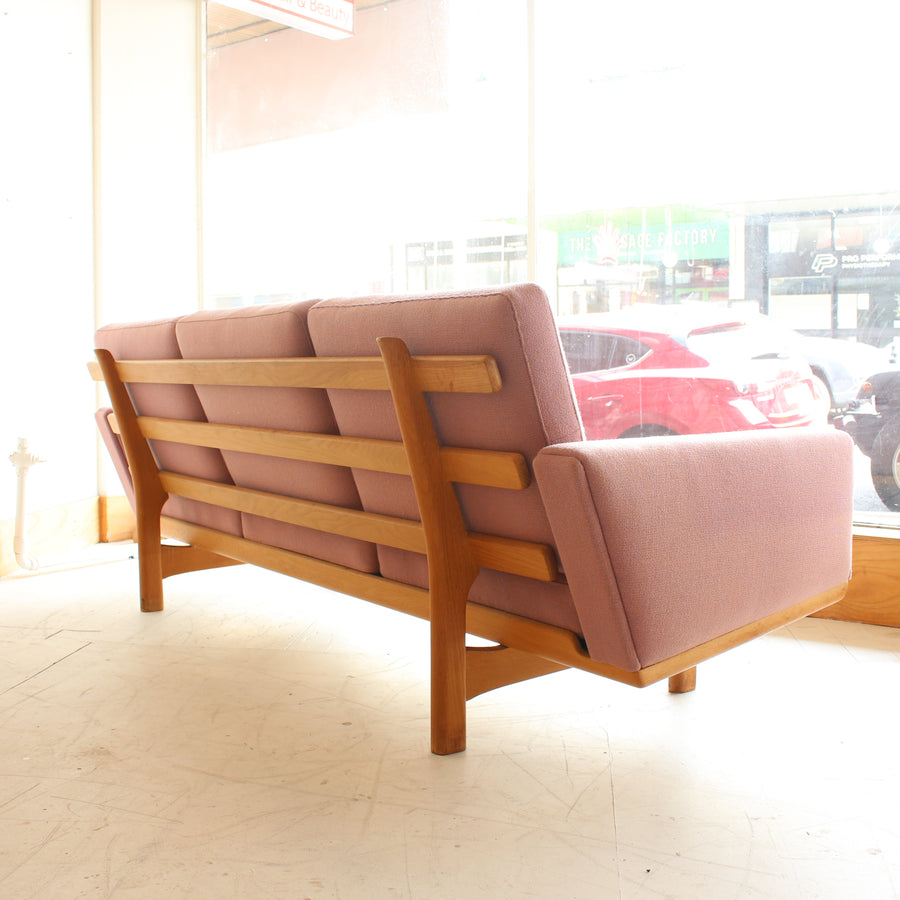 Hans J. Wegner GE236/3 Sofa