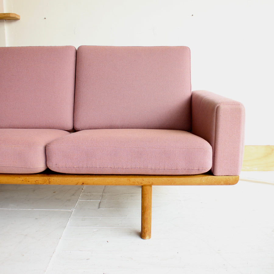 Hans J. Wegner GE236/3 Sofa