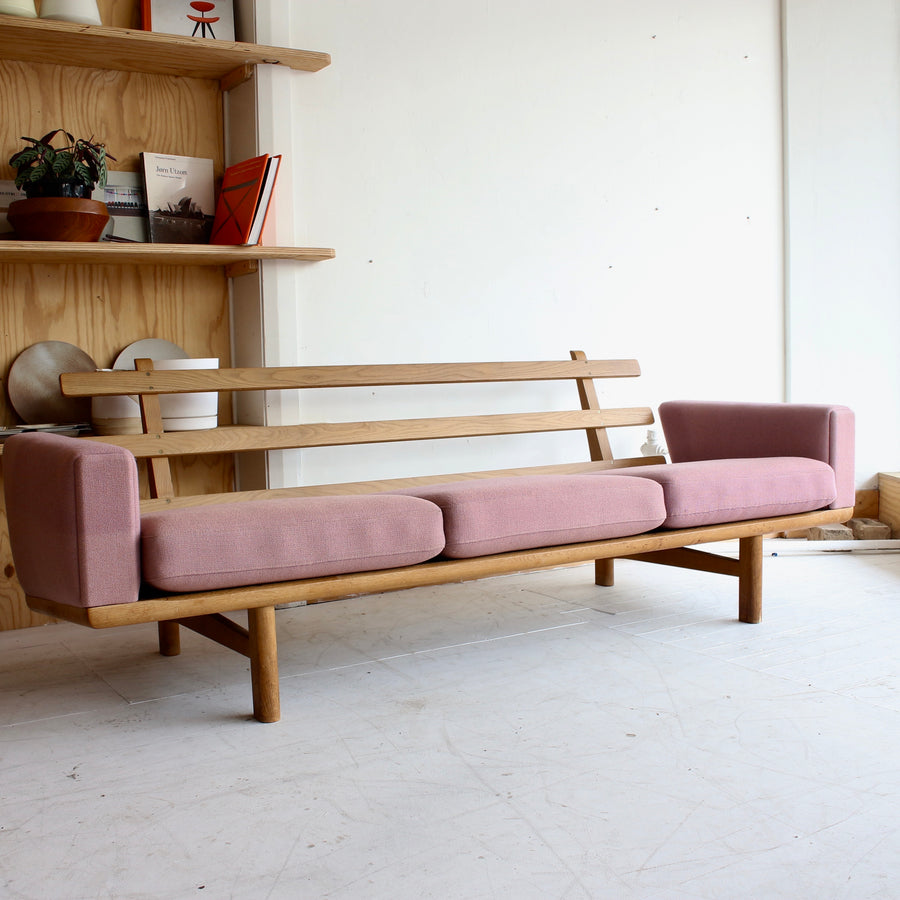 Hans J. Wegner GE236/3 Sofa