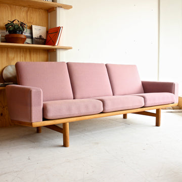 Hans J. Wegner GE236/3 Sofa