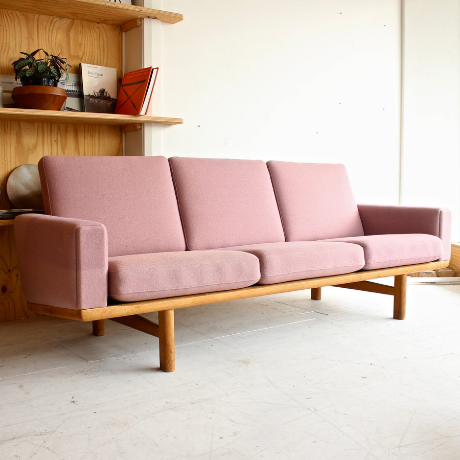 Hans J. Wegner GE236/3 Sofa